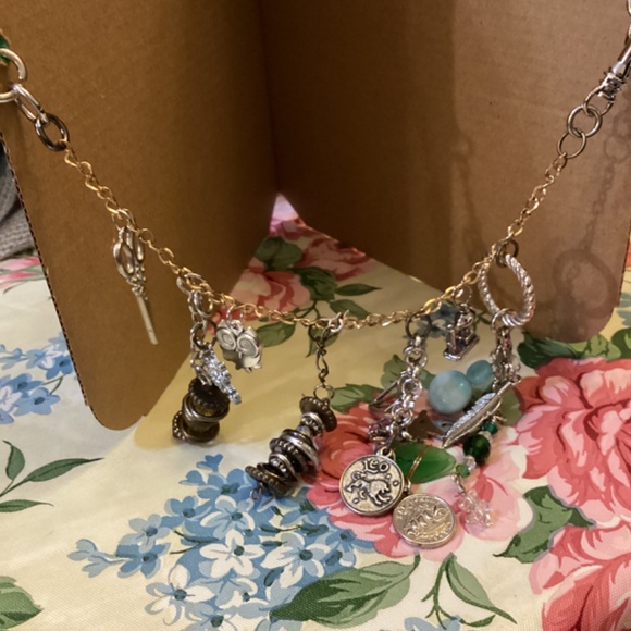 Charm & chain journal closure - Picture 2 of 6